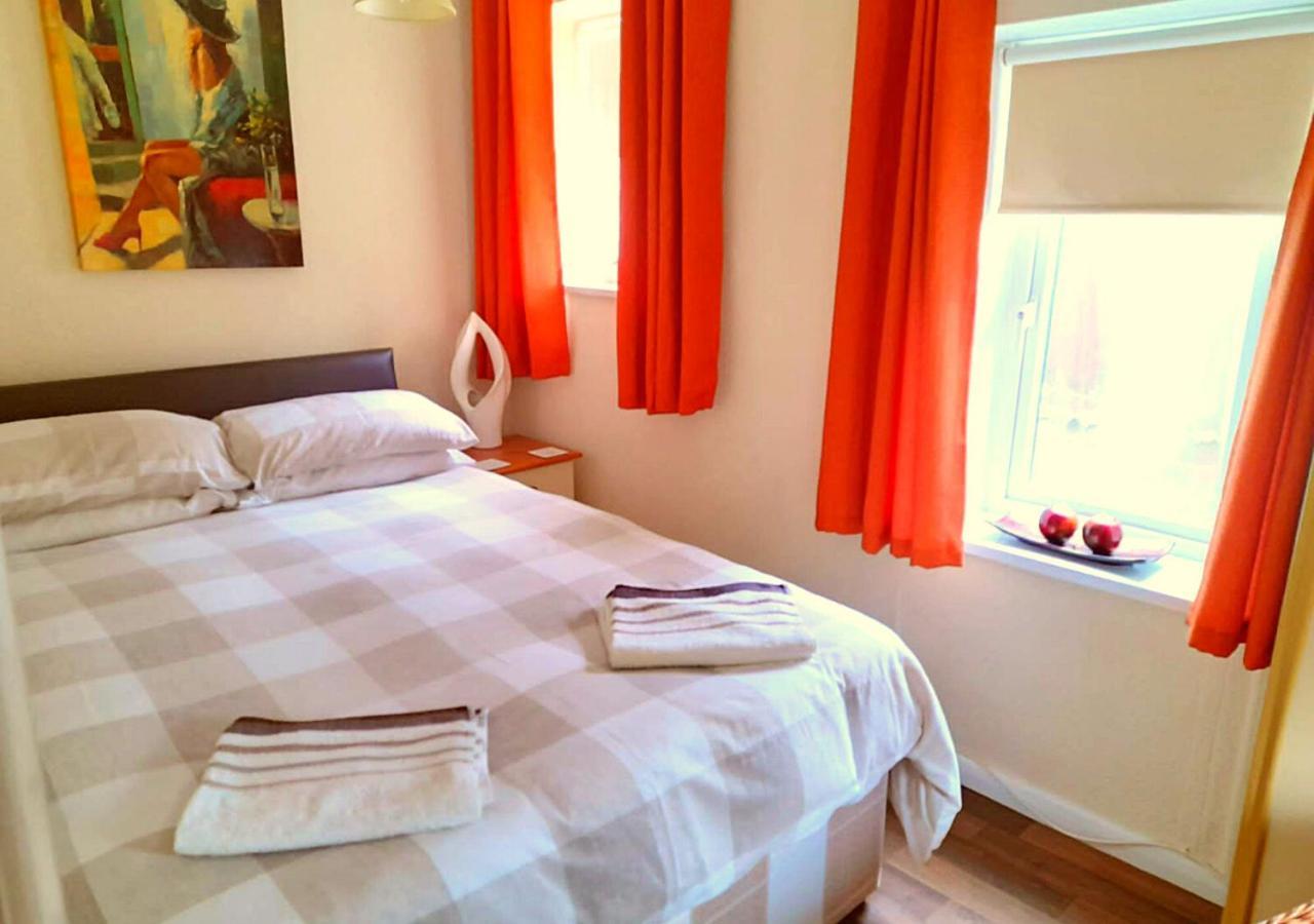 Romantic Lakeside Cottage By The Beach! With Super Cosy Log Burner! The Perfect Escape To Your Home From Home By The Sea! So Relaxing - You Won'T Want To Leave! Pet Friendly! Mablethorpe Ngoại thất bức ảnh