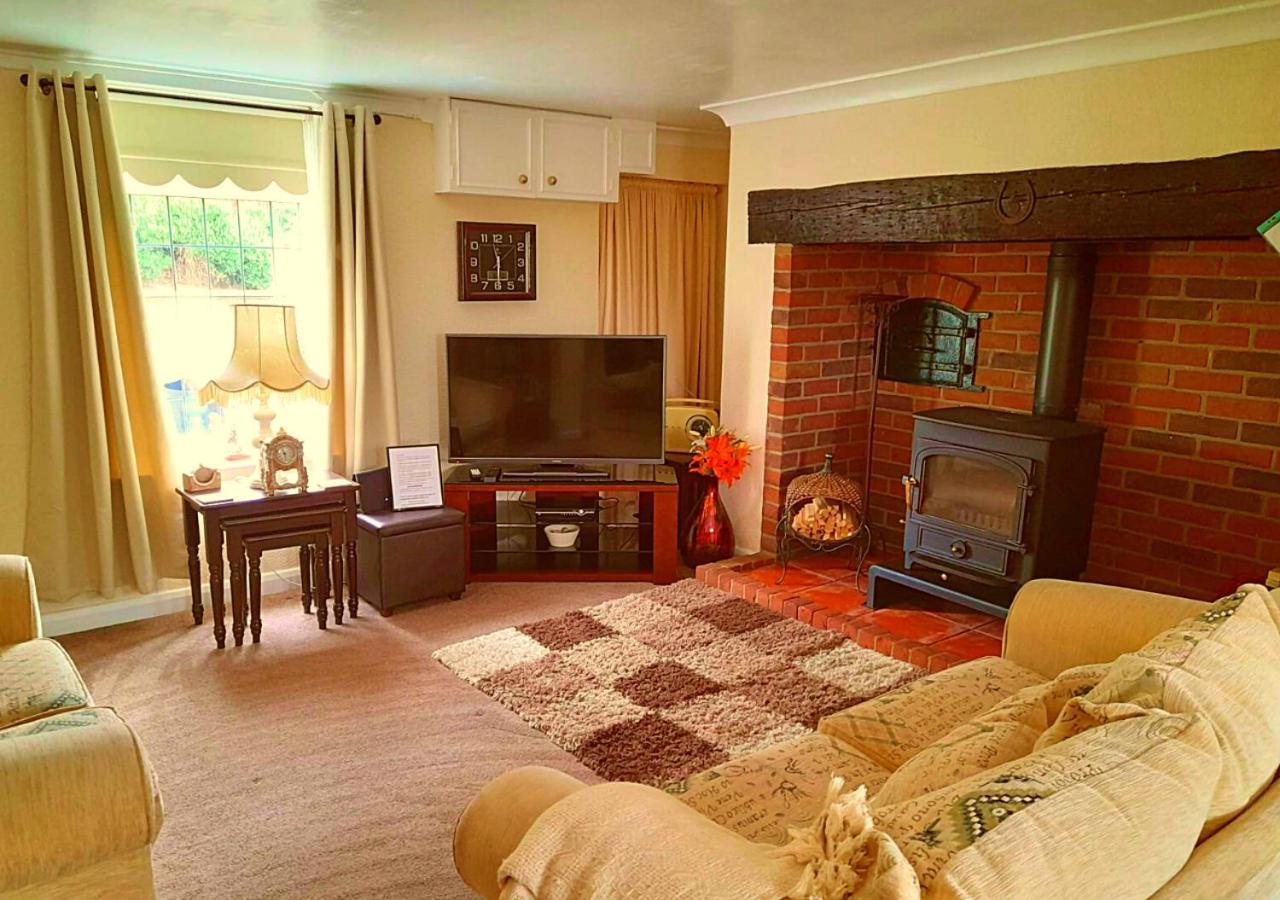 Romantic Lakeside Cottage By The Beach! With Super Cosy Log Burner! The Perfect Escape To Your Home From Home By The Sea! So Relaxing - You Won'T Want To Leave! Pet Friendly! Mablethorpe Ngoại thất bức ảnh