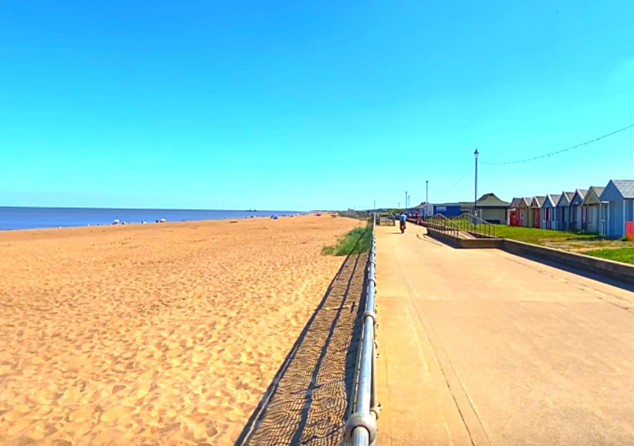 Romantic Lakeside Cottage By The Beach! With Super Cosy Log Burner! The Perfect Escape To Your Home From Home By The Sea! So Relaxing - You Won'T Want To Leave! Pet Friendly! Mablethorpe Ngoại thất bức ảnh
