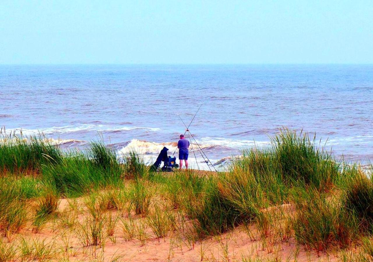 Romantic Lakeside Cottage By The Beach! With Super Cosy Log Burner! The Perfect Escape To Your Home From Home By The Sea! So Relaxing - You Won'T Want To Leave! Pet Friendly! Mablethorpe Ngoại thất bức ảnh