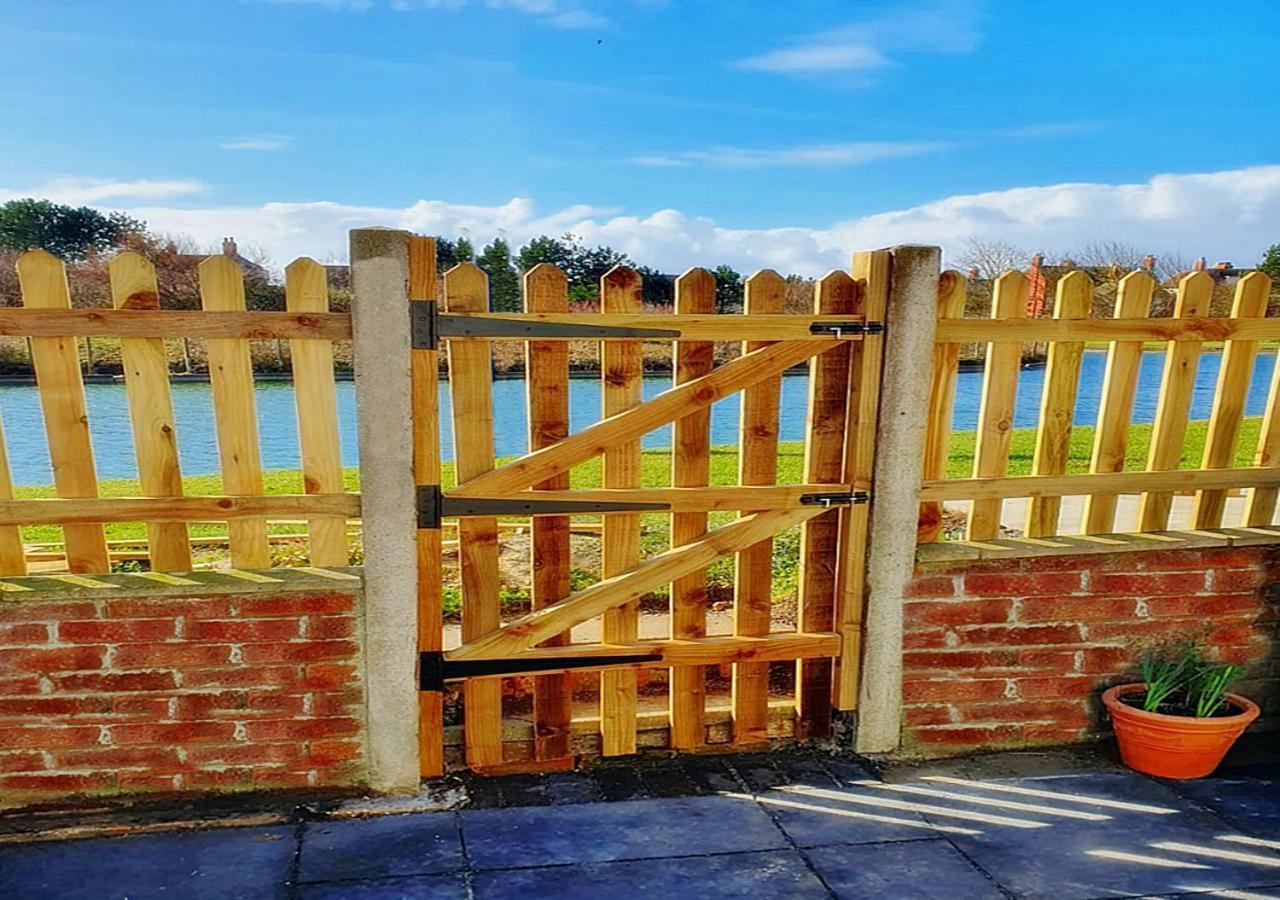 Romantic Lakeside Cottage By The Beach! With Super Cosy Log Burner! The Perfect Escape To Your Home From Home By The Sea! So Relaxing - You Won'T Want To Leave! Pet Friendly! Mablethorpe Ngoại thất bức ảnh