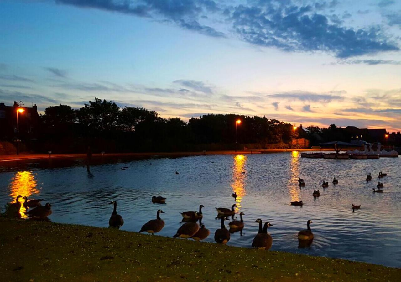 Romantic Lakeside Cottage By The Beach! With Super Cosy Log Burner! The Perfect Escape To Your Home From Home By The Sea! So Relaxing - You Won'T Want To Leave! Pet Friendly! Mablethorpe Ngoại thất bức ảnh