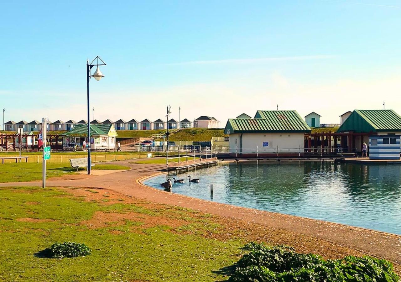 Romantic Lakeside Cottage By The Beach! With Super Cosy Log Burner! The Perfect Escape To Your Home From Home By The Sea! So Relaxing - You Won'T Want To Leave! Pet Friendly! Mablethorpe Ngoại thất bức ảnh