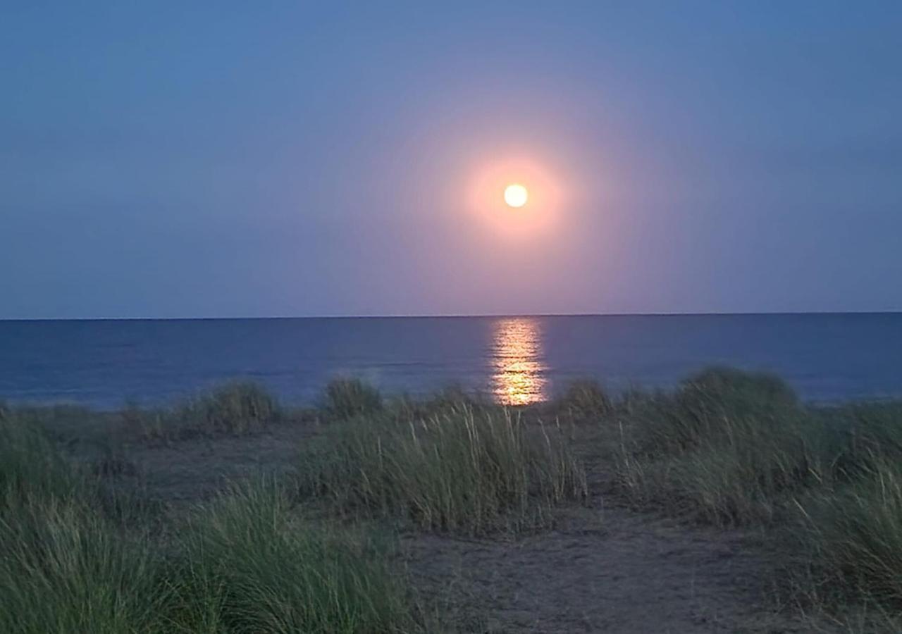 Romantic Lakeside Cottage By The Beach! With Super Cosy Log Burner! The Perfect Escape To Your Home From Home By The Sea! So Relaxing - You Won'T Want To Leave! Pet Friendly! Mablethorpe Ngoại thất bức ảnh