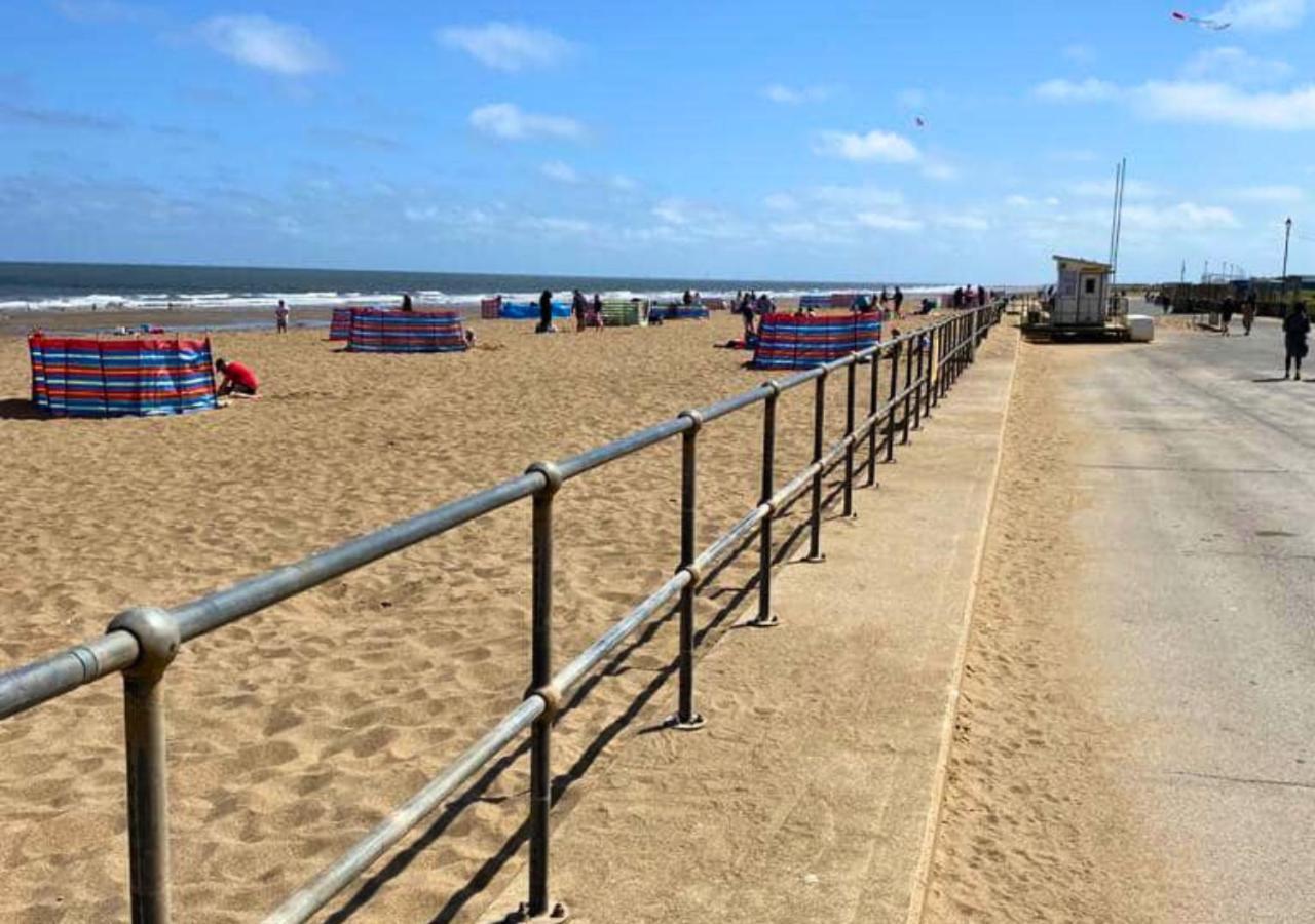 Romantic Lakeside Cottage By The Beach! With Super Cosy Log Burner! The Perfect Escape To Your Home From Home By The Sea! So Relaxing - You Won'T Want To Leave! Pet Friendly! Mablethorpe Ngoại thất bức ảnh