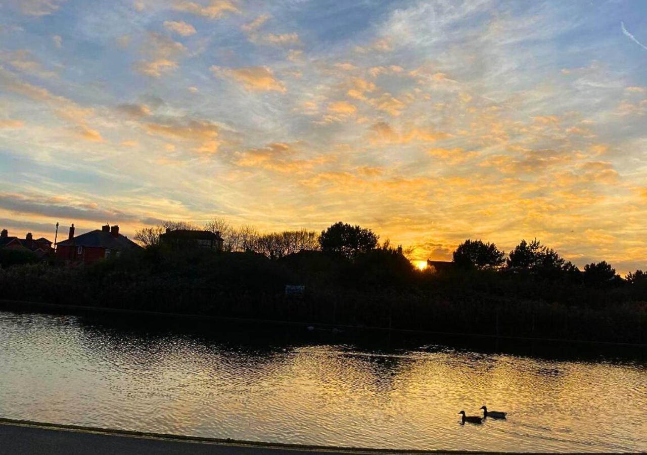 Romantic Lakeside Cottage By The Beach! With Super Cosy Log Burner! The Perfect Escape To Your Home From Home By The Sea! So Relaxing - You Won'T Want To Leave! Pet Friendly! Mablethorpe Ngoại thất bức ảnh