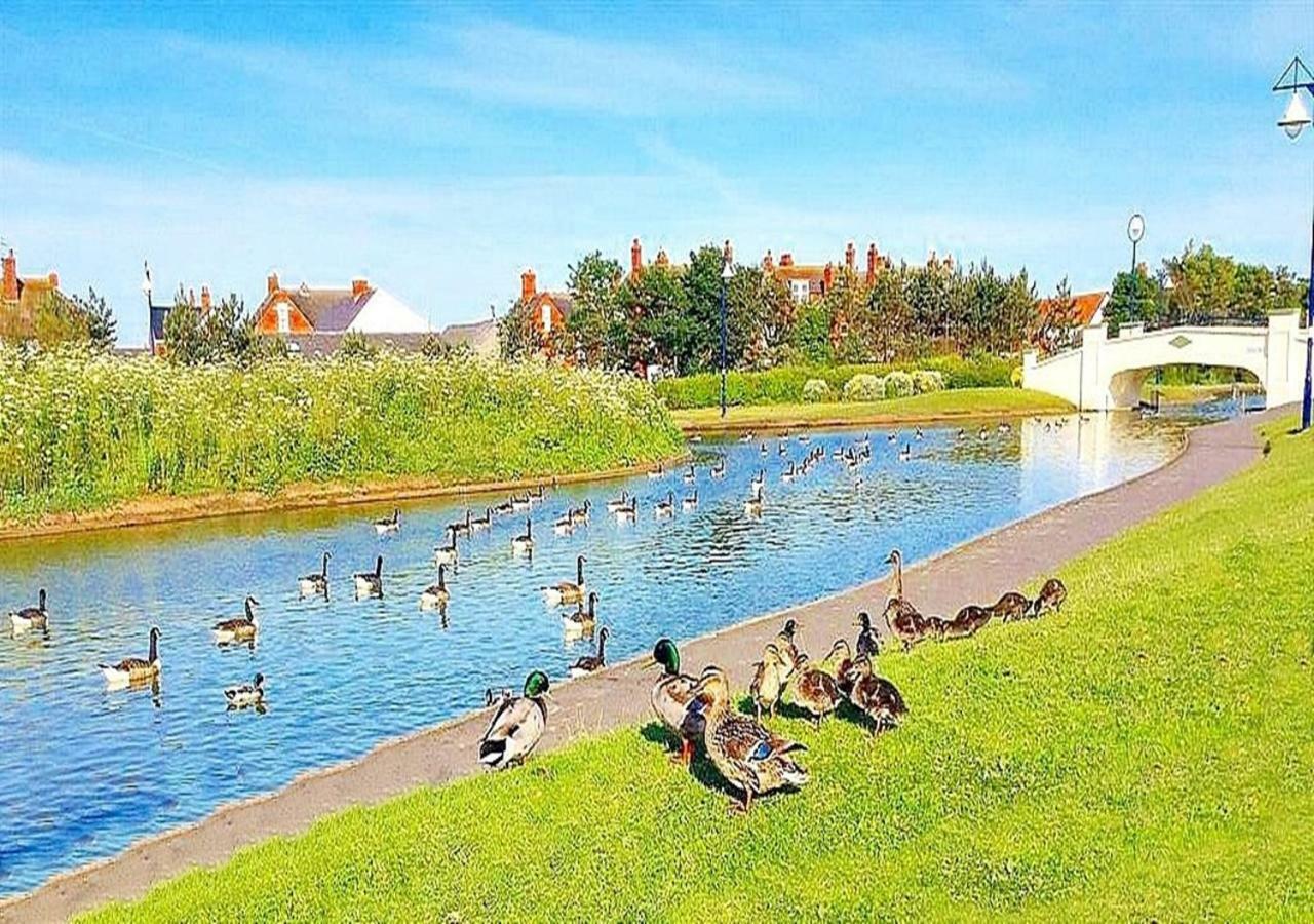 Romantic Lakeside Cottage By The Beach! With Super Cosy Log Burner! The Perfect Escape To Your Home From Home By The Sea! So Relaxing - You Won'T Want To Leave! Pet Friendly! Mablethorpe Ngoại thất bức ảnh