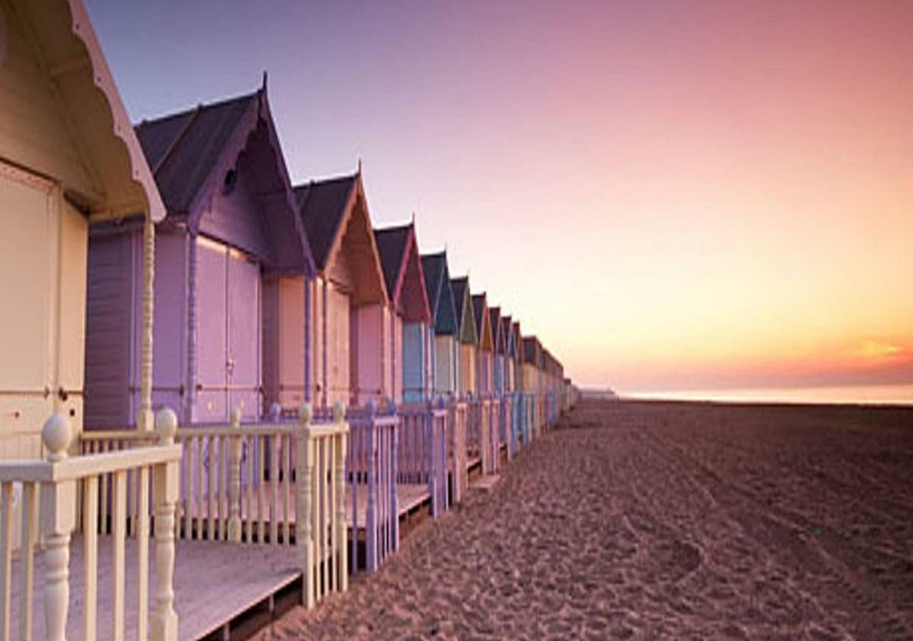 Romantic Lakeside Cottage By The Beach! With Super Cosy Log Burner! The Perfect Escape To Your Home From Home By The Sea! So Relaxing - You Won'T Want To Leave! Pet Friendly! Mablethorpe Ngoại thất bức ảnh