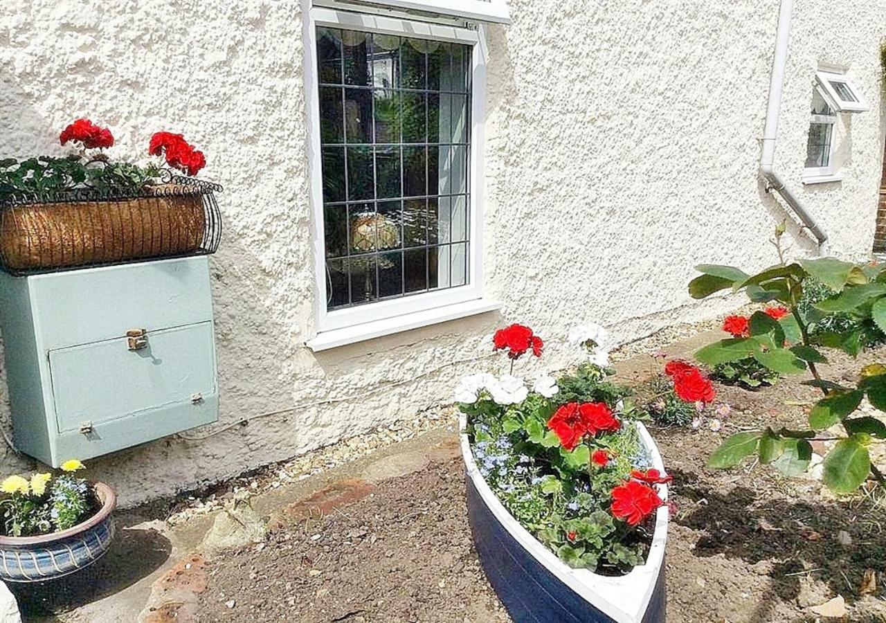 Romantic Lakeside Cottage By The Beach! With Super Cosy Log Burner! The Perfect Escape To Your Home From Home By The Sea! So Relaxing - You Won'T Want To Leave! Pet Friendly! Mablethorpe Ngoại thất bức ảnh
